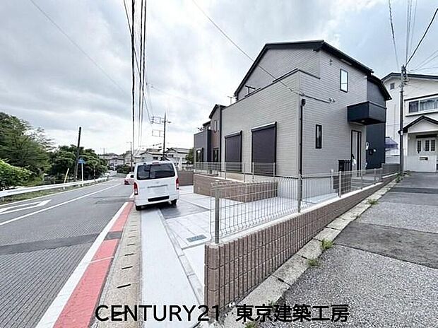 スムーズに出し入れできる前面道路の広さが魅力の住まい