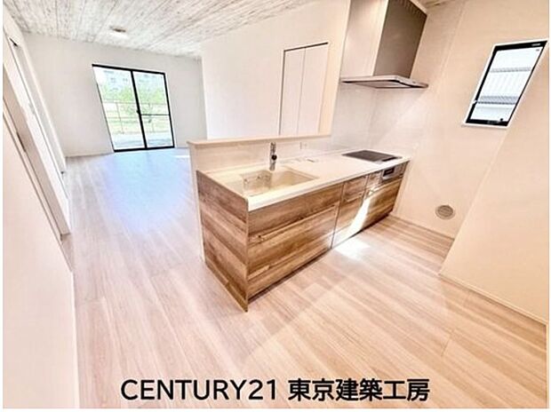 対面式を採用したキッチンですので、リビングで寛ぐご家族をいつも感じられます。会話を楽しみながら家事ができます。
