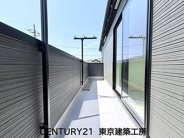風をしっかりと感じられるバルコニーでは、毎日が洗濯日和です。広々としているので洗濯も楽しくなるでしょうし、気分転換にバルコニーからの眺めを楽しむのもいいでしょう。
