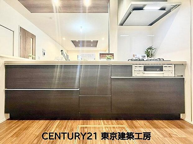 ◇調理がはかどるシステムキッチン♪収納豊富で、シンクも作業スペースも広いのでスムーズに料理ができますね。３口コンロ、グリル付き。