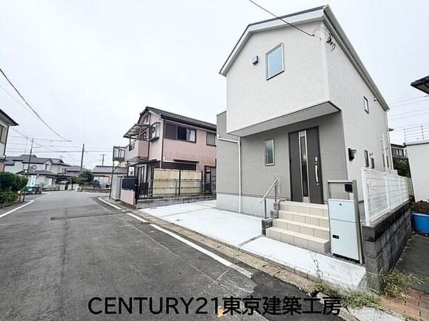 この街とこの家で暮らしたくなる魅力が満載。利便性と自然、周辺環境の心地よさは写真や文章では伝えきれません。日々の動線や採光、周辺施設との距離感まで、ぜひ現地でご体感ください。