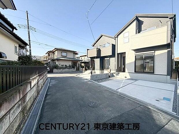 【前面道路含む現地写真】広い前面道路で駐車もスムーズ、送り迎えも安心。ゆとりある道路環境が、忙しい毎日をサポートし、家族の暮らしを快適にします。