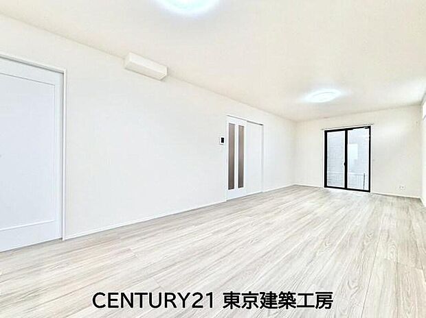 【リビング】◇採光良好なリビングは、ご家族の憩いの空間。居心地の良い快適な安らぎの場所にもなりそうです。