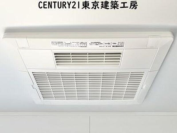 【浴室】浴室は湿気が多く結露が発生しやすい場所。換気・乾燥機能によって、湿気を抑え、カビや結露の発生も少なくなり、掃除の手間を省くこともできるでしょう。