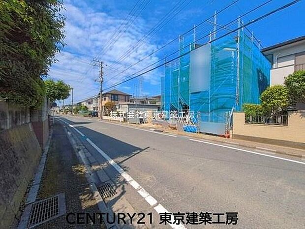 【前面道路含む現地写真】木漏れ日の閑静な住宅街。視線が抜けており、風通り・日差し良好◎