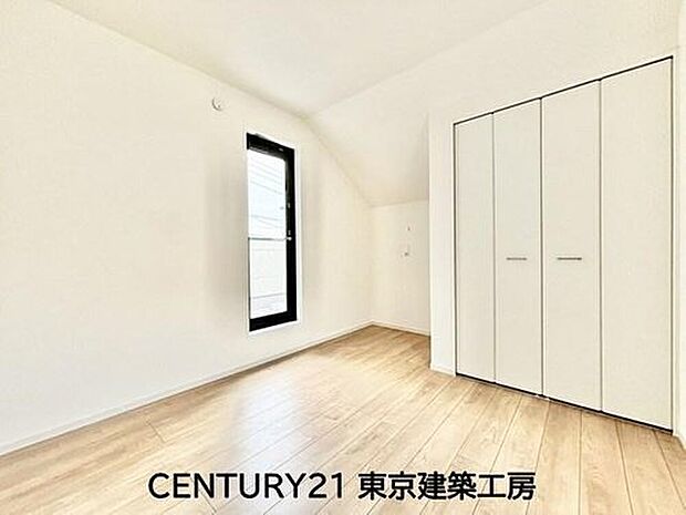 【リビング以外の居室】◇充分な広さの収納を備え、採光良好な洋室は、快適空間。プライベートの時間もゆったりお寛ぎ頂けそうです。
