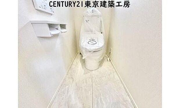【同形状・同仕様写真(その他内観)】【同仕様】
清潔な空間を保ちたいトイレはオフホワイトでまとめました。毎日使う場所だからこそお手入れも楽々にできる機能が搭載されております。汚れが付着しにくい便器はお掃除も楽々です。