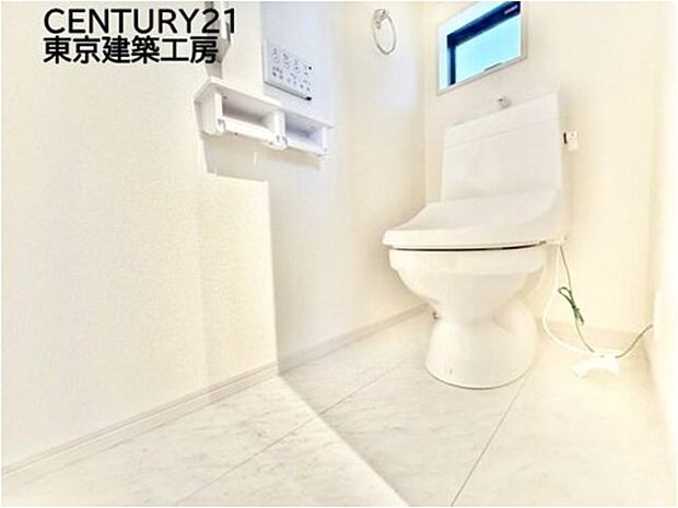 【同形状・同仕様写真(その他内観)】◇トイレを癒しの場と考える人は少なくありません。だからこそ、くつろげる場所であってほしいと思っている人も多いでしょう。機能面でも癒しやくつろぎの空間に相応しいトイレとなっています。