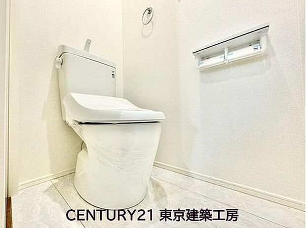 【トイレ】【同仕様】
トイレを癒しの場と考える人は少なくありません。だからこそ、くつろげる場所であってほしいと思っている人も多いでしょう。機能面でも癒しやくつろぎの空間に相応しいトイレとなっています。