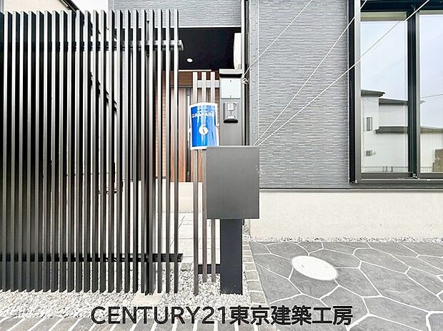 【玄関】住まいの顔とも言われているのが玄関です。清潔感のある玄関は、それだけで住まい全体の印象を大幅にアップさせてくれます。気持ちよく利用することができるでしょう。