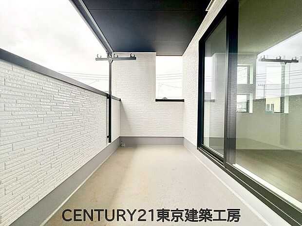 【バルコニー】風をしっかりと感じられるバルコニーでは、毎日が洗濯日和です。広々としているので洗濯も楽しくなるでしょうし、気分転換にバルコニーからの眺めを楽しむのもいいでしょう。
