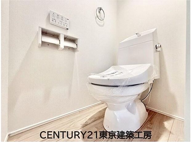 【トイレ】トイレを癒しの空間と考える人は少なくありません。だからこそ、寛げる場所であってほしいと思っている人も多いでしょう。機能面でも癒しや寛ぎの空間に相応しいトイレとなっています。

