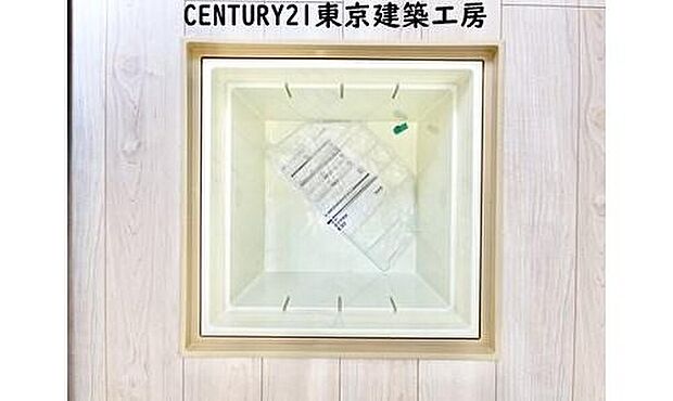 【同形状・同仕様写真(床下収納)】床下収納は場所を取らずに収納スペースを確保できる嬉しいアイテムです♪
また、点検口としての役割も果たしております♪
