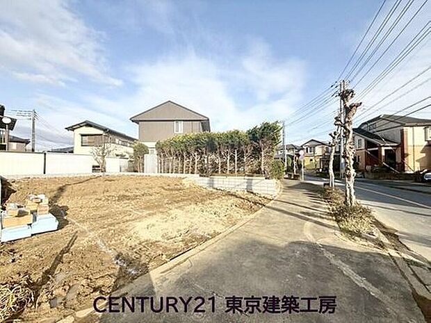 【前面道路含む現地写真】整備された歩道と広々とした前面道路が、暮らしに安心感をプラス。
開放感あふれるロケーションで、心地よい毎日を過ごせます♪