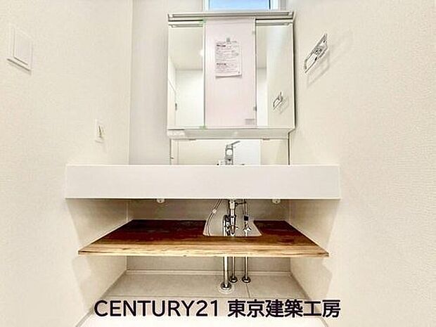【洗面台・洗面所】毎日使うものだから清潔な空間を保ちたい水回り。洗面にはそんな願いを解消させてくれる収納アイデアが満載です。三面鏡の裏側にはキャビネットが現れ小物から背の高い物まで収納できます。
