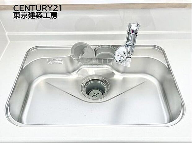 【キッチン】◇調理がはかどるシステムキッチン♪収納豊富で、シンクも作業スペースも広いのでスムーズに料理ができますね。3口コンロ、グリル付き。