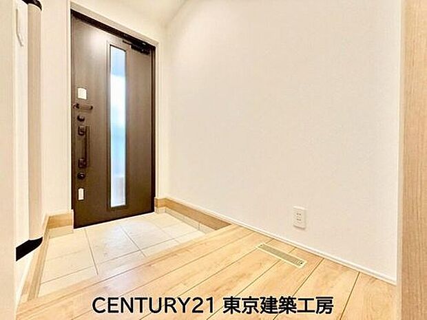 【玄関】住まいの顔とも言われているのが玄関です。清潔感のある玄関は、それだけで住まい全体の印象を大幅にアップさせてくれます。気持ちよく利用することができるでしょう。