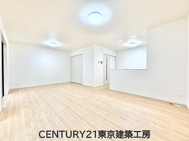 【リビング】広々とした開放感あふれるリビングです。ゆったり寛げる充分な広さがございますので、ご家族でインテリアのレイアウトを考えるのも楽しみになりそうです。