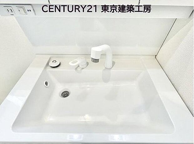 【洗面化粧台】【同仕様】
洗面台で身だしなみを整え、最終チェックをすることも多いでしょう。大きな鏡が用意されていますので、全体をチェックできるようになっています。