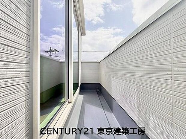 【バルコニー】広々としたバルコニーで憩いの時間を過ごせます♪また、急な雨も安心です。インナーバルコニーは人目を遮ってくれる魅力もあります。