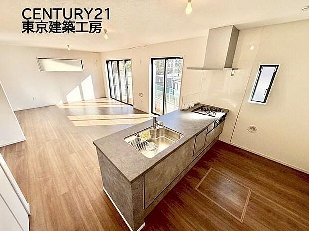 【キッチン】◇対面式を採用したキッチンですので、リビングで寛ぐご家族をいつも感じられます。会話を楽しみながら家事ができます。
