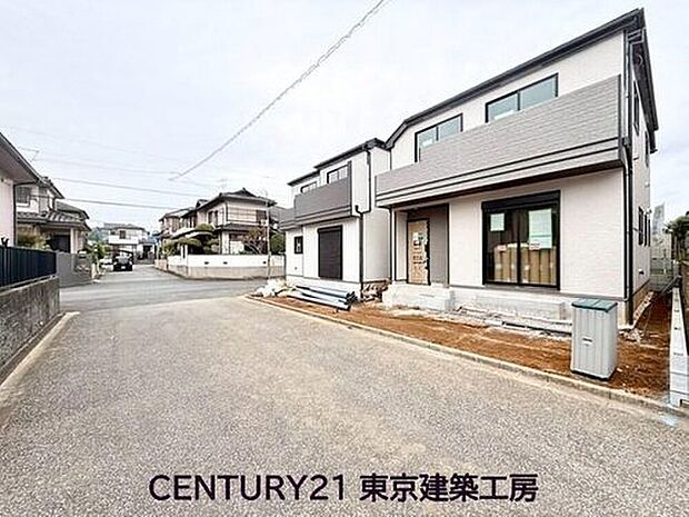 【前面道路含む現地写真】お散歩の出発も、笑顔で安全に。前面道路が広いため圧迫感がありません。