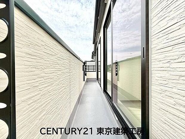 【バルコニー】頬をなでる優しい風を感じることが出来るバルコニー。つい深呼吸をしたくなる気持ちの良い場所はこのお部屋の自慢です。お洗濯物を干すスペースとしても十分な広さがあります。