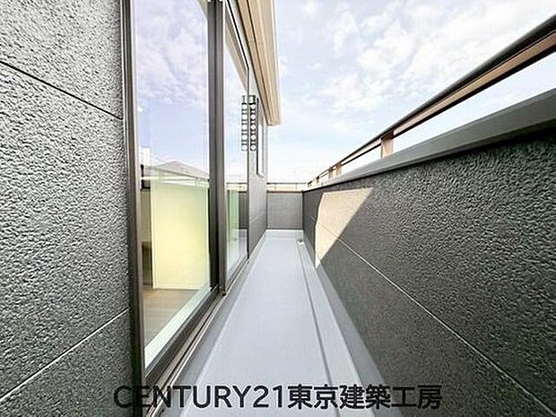 【バルコニー】風をしっかりと感じられるバルコニーでは、毎日が洗濯日和です。広々としているので洗濯も楽しくなるでしょうし、気分転換にバルコニーからの眺めを楽しむのもいいでしょう。