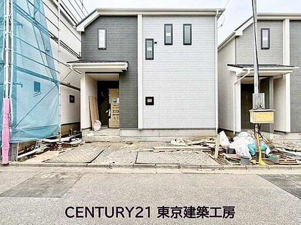 【現地外観写真】高根公団駅徒歩10分の新築戸建。4LDK+駐車スペース付きで、通勤や通学にも便利な立地です。