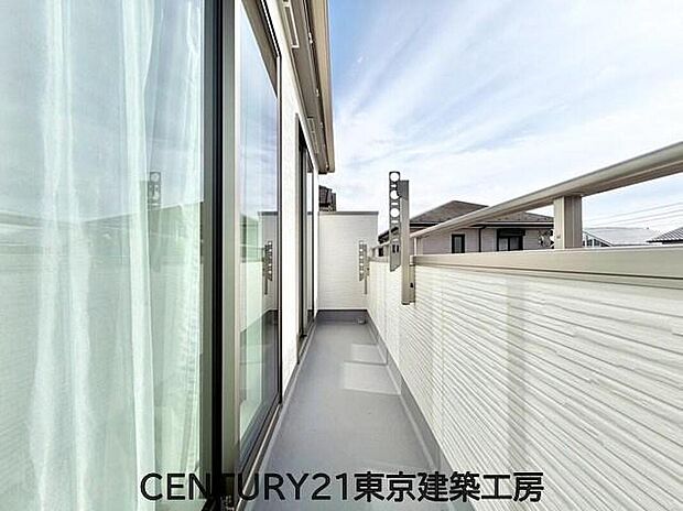【バルコニー】風をしっかりと感じられるバルコニーでは、毎日が洗濯日和です。広々としているので洗濯も楽しくなるでしょうし、気分転換にバルコニーからの眺めを楽しむのもいいでしょう。