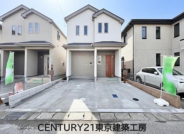 【現地外観写真】並列2台駐車可能なカースペースを備えた2階建住宅。落ち着いた街並みに調和する外観デザインです。