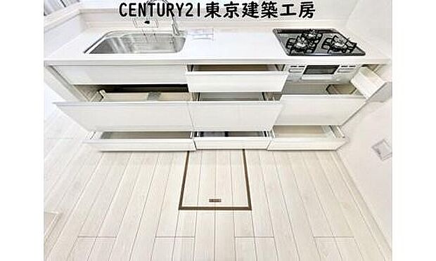 【同形状・同仕様写真(キッチン）】◇調理がはかどるシステムキッチン♪収納豊富で、シンクも作業スペースも広いのでスムーズに料理ができますね。３口コンロ、グリル付き。