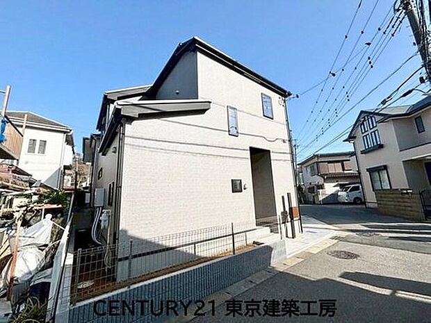 【前面道路含む現地写真】ゆとりある敷地で、のびのびとした暮らしを叶えます。