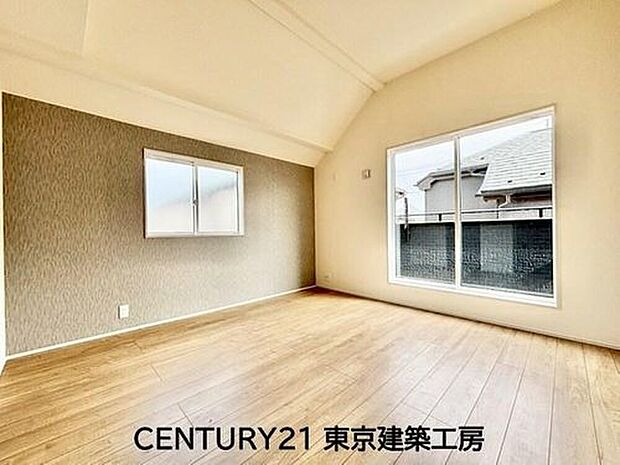 【リビング以外の居室】◇穏やかな光が差し込む室内には、穏やかな時間が流れます。おうち時間が増える昨今、落ち着いた空間で自分の趣味を楽しむのはいかがですか。

