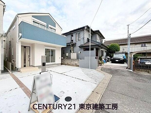 【前面道路含む現地写真】駐車スペースをしっかり確保した、ゆとりある敷地が魅力の住まい。
爽やかな配色が街並みに映える、明るくスタイリッシュな外観デザインです。
