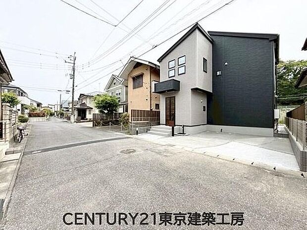 【前面道路含む現地写真】前面道路にゆとりがあり、お車の出し入れもスムーズ。毎日の移動や駐車も快適にこなせる住環境です。