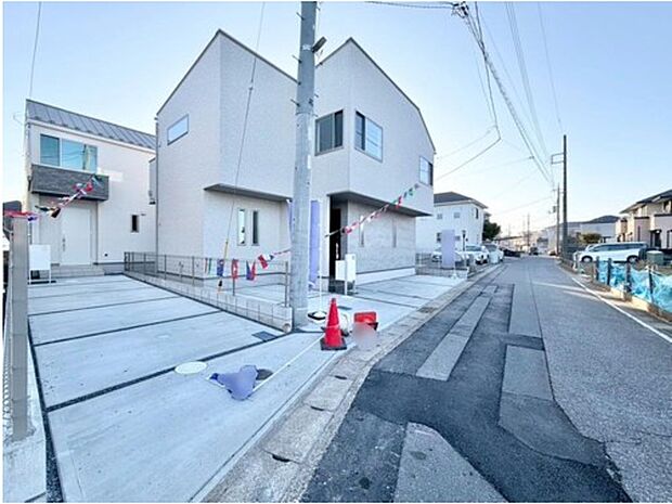 【前面道路含む現地写真】◆４LDK &駐車スペース２台分！来客時も安心して駐車いただけます♪
