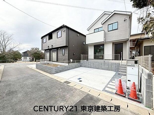 【前面道路含む現地写真】前面道路にゆとりがあるため、お車の駐車やすれ違いもスムーズにできますね♪