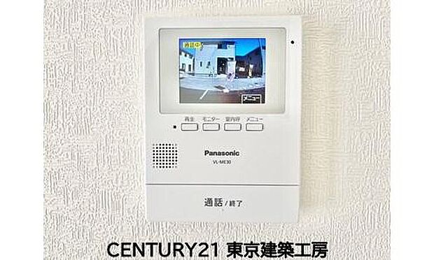 【TVモニター付きインターホン】外出中も来訪者をカラー画面と音声でしっかり録画します。在宅時にも鮮明なモニターでしっかり相手を確認できます！防犯のスタート、安心の一歩は玄関からですね。

