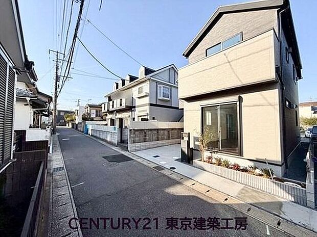 【前面道路含む現地写真】前面約4m道路に面した開放感ある区画設計で、落ち着いた住環境が魅力。
