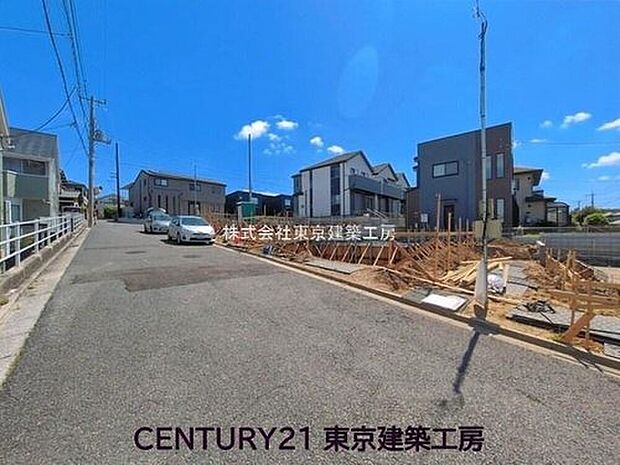 【前面道路含む現地写真】前面道路６ｍのゆとりある街並み。車の出し入れもしやすく、周辺は落ち着いた住宅街のため、穏やかな新生活を始めたいご家族にもおすすめの立地です。毎日の車移動も快適です子育て世帯にも嬉しい環境です。