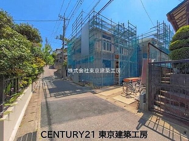 【前面道路含む現地写真】◆４LDK＋駐車スペースがございます
