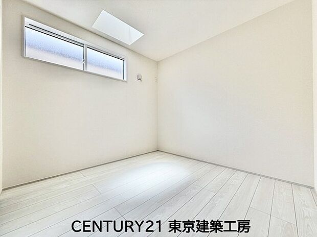 【洋室】◇穏やかな光が差し込む室内には、穏やかな時間が流れます。おうち時間が増える昨今、落ち着いた空間で自分の趣味を楽しむのはいかがですか。【家具はCGにてレイアウト】