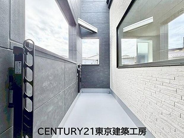 【バルコニー】風をしっかりと感じられるバルコニーでは、毎日が洗濯日和です。広々としているので洗濯も楽しくなるでしょうし、気分転換にバルコニーからの眺めを楽しむのもいいでしょう。

