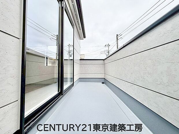 【バルコニー】風をしっかりと感じられるバルコニーでは、毎日が洗濯日和です。広々としているので洗濯も楽しくなるでしょうし、気分転換にバルコニーからの眺めを楽しむのもいいでしょう。
