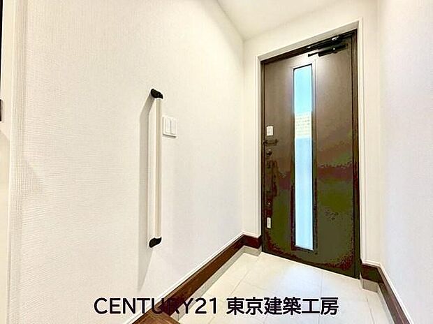 【玄関】◇住まいの顔とも言われているのが玄関です。清潔感のある玄関は、それだけで住まい全体の印象を大幅にアップさせてくれます。気持ちよく利用することができるでしょう。

