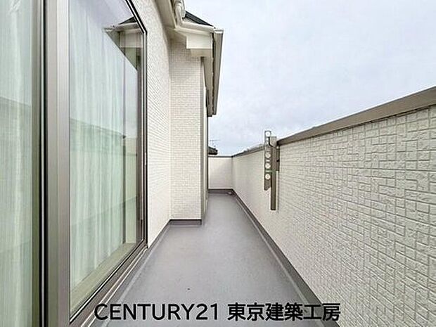 【バルコニー】風をしっかりと感じられるバルコニーでは、毎日が洗濯日和です。広々としているので洗濯も楽しくなるでしょうし、気分転換にバルコニーからの眺めを楽しむのもいいでしょう。

