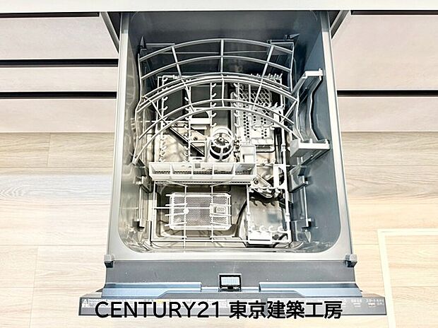 【食器洗浄乾燥機】食洗機が標準装備のシステムキッチン。毎日の洗い物もらくらくで、家事の時短にもつながり忙しいママにも嬉しい優れものです。

