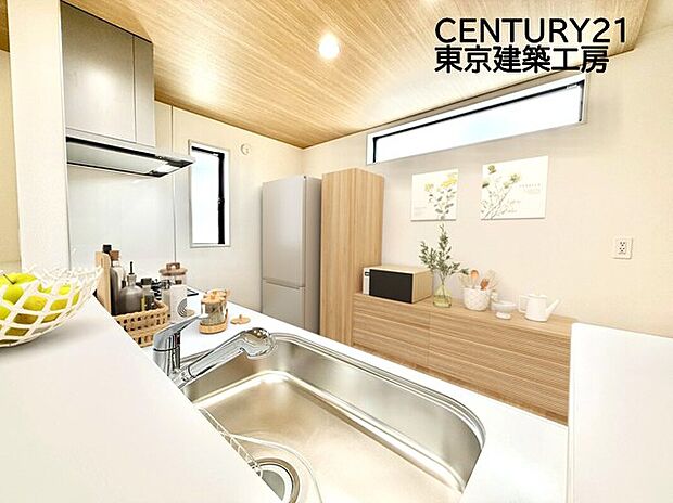 【【同施工会社の施工イメージになります】】【同仕様：家具はCGにてレイアウト】
◇調理がはかどるシステムキッチン♪収納豊富で、シンクも作業スペースも広いのでスムーズに料理ができますね。３口コンロ、グリル付き。
