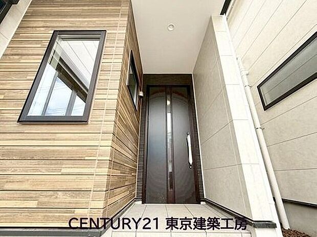 【玄関】住まいの顔とも言われているのが玄関です。清潔感のある玄関は、それだけで住まい全体の印象を大幅にアップさせてくれます。気持ちよく利用することができるでしょう。